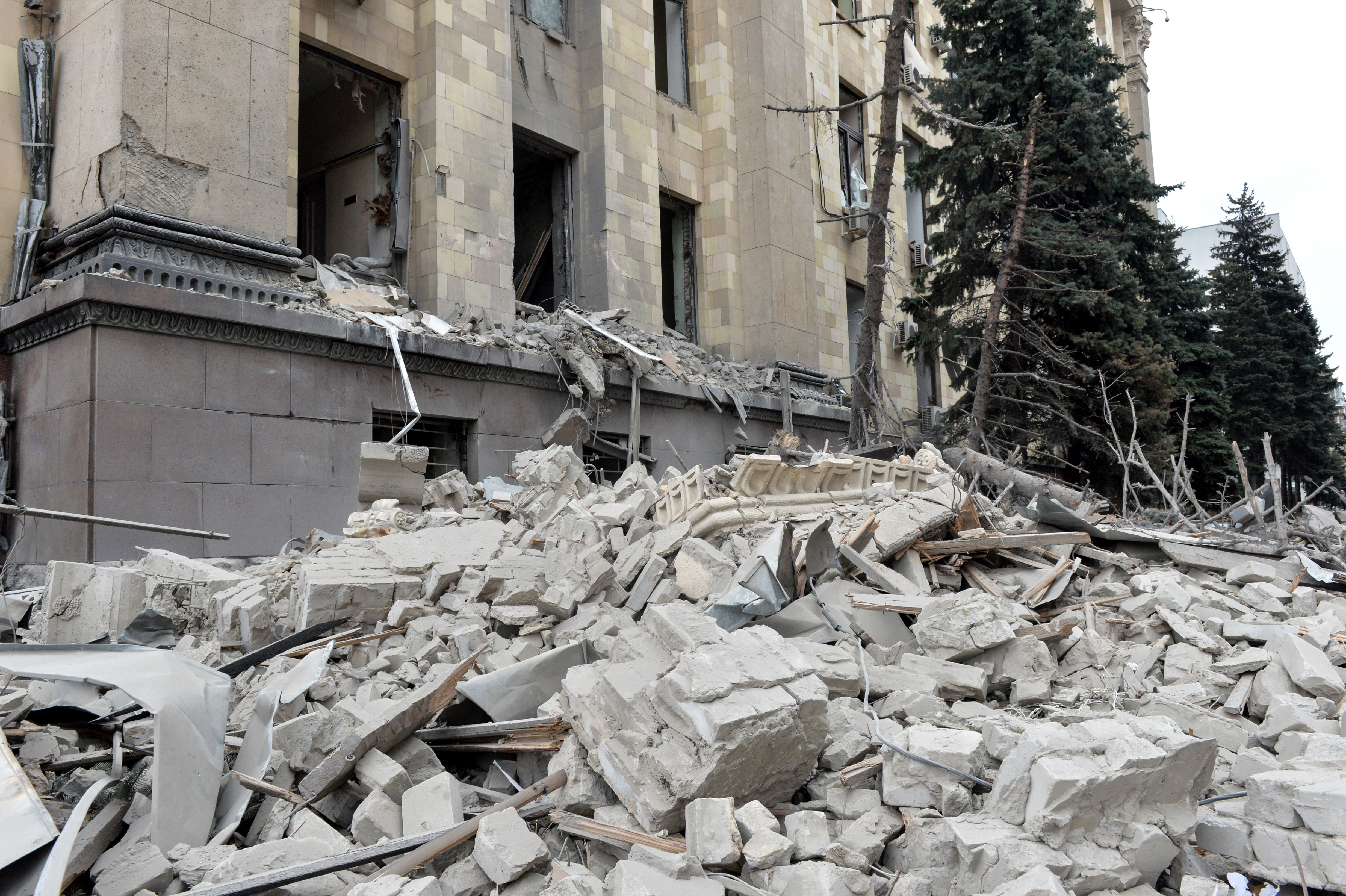 Escombros da praça em Kharkiv