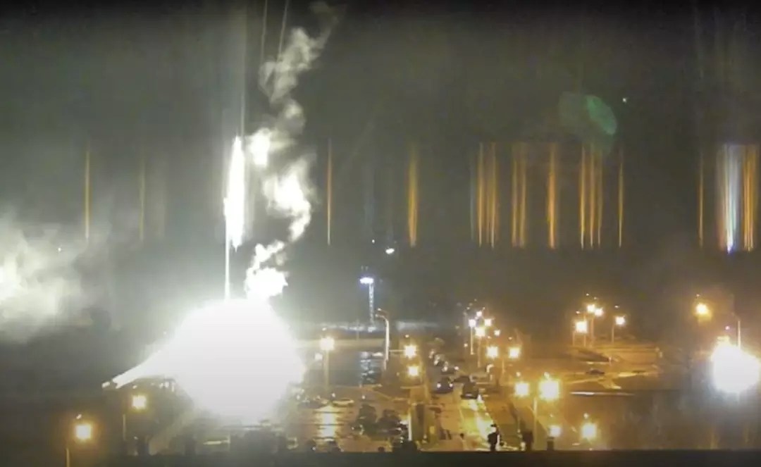 Incêndio atinge usina nuclear ucraniana após ataque russo