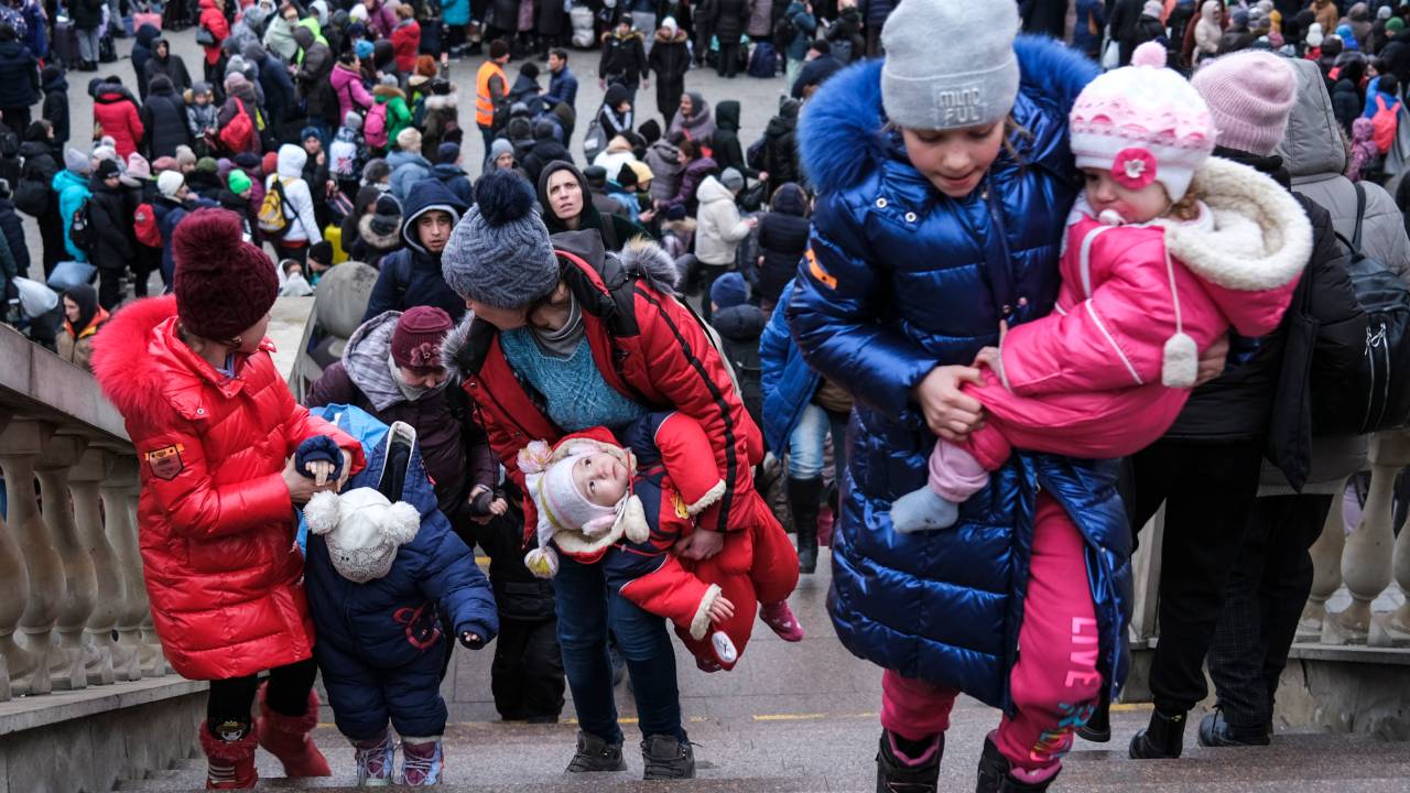 Lviv (Ukraine), 06/03/2022.- Women and children as displaced Ukrainians arrive at the Lviv train station in western Ukraine, as they try to leave Ukraine amid Russian military operation in the country, in Lviv, Ukraine, 06 March 2022. Russian troops began a military operation in Ukraine on 24 February leading to a massive exodus of Ukrainians to neighboring countries as well as internal displacements. (Rusia, Ucrania) EFE/EPA/MIGUEL A. LOPES