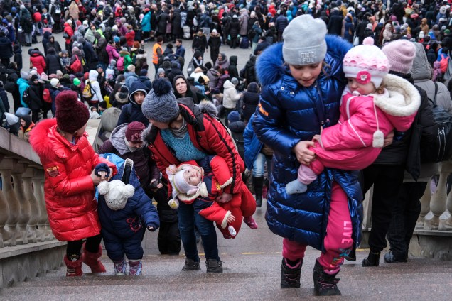 Mulheres e crianças ucranianas chegam à estação de trem de Lviv, no oeste da Ucrânia -