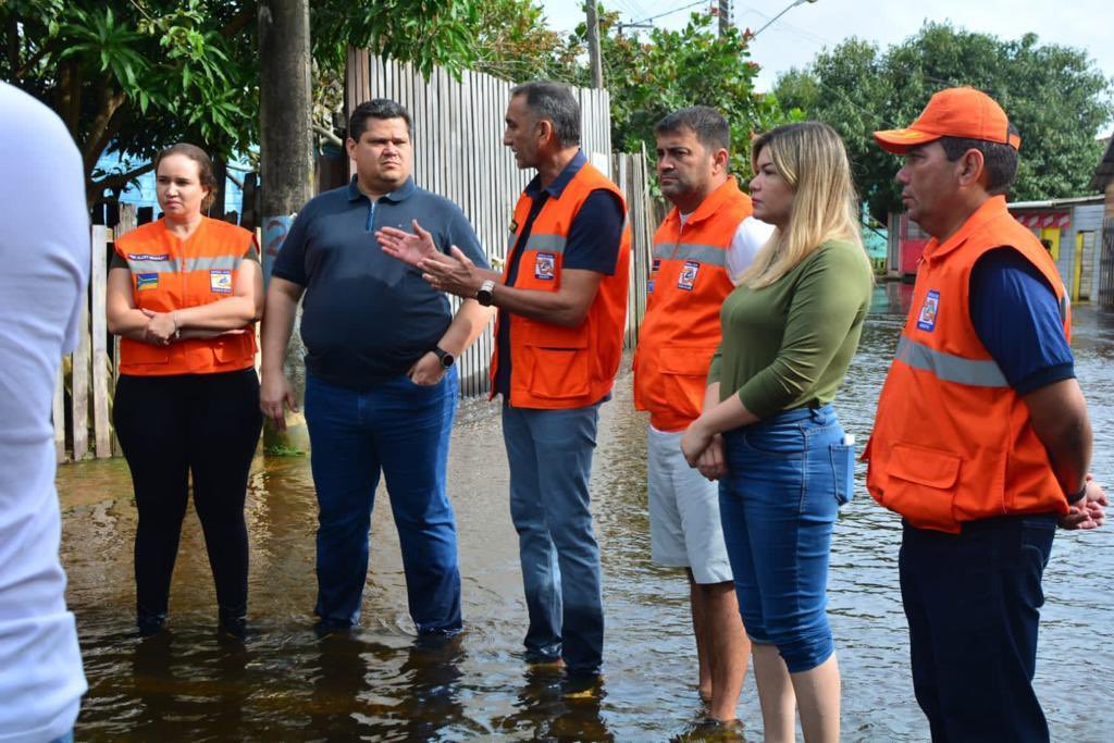 Davi Alcolumbre e Waldez Góes em visita a Laranjal do Jari, cidade do Amapá afetava por chuvas -