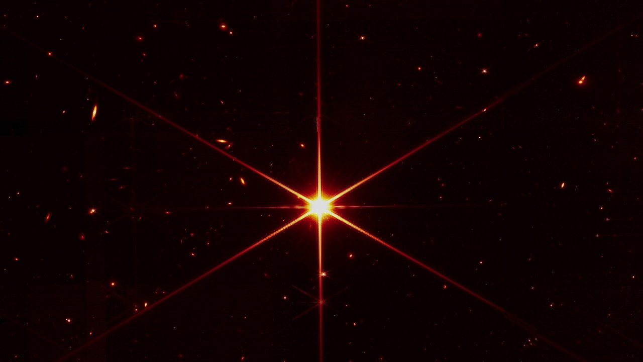 Em um teste de alinhamento, o objetivo era registrar apenas a estrela conhecida como 2MASS J17554042+6551277. Mas os sensíveis instrumentos do James Webb captaram outros astros e galáxias ao fundo da estrela -