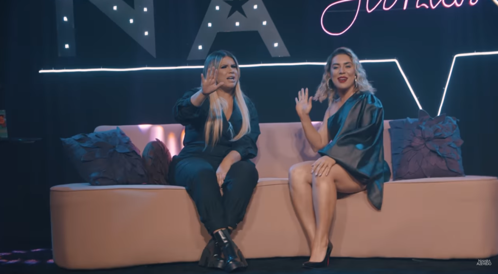 A cantora Marília Mendonça no clipe de '50%' com Naiara Azevedo
