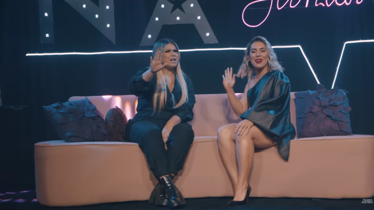 A cantora Marília Mendonça no clipe de '50%' com Naiara Azevedo