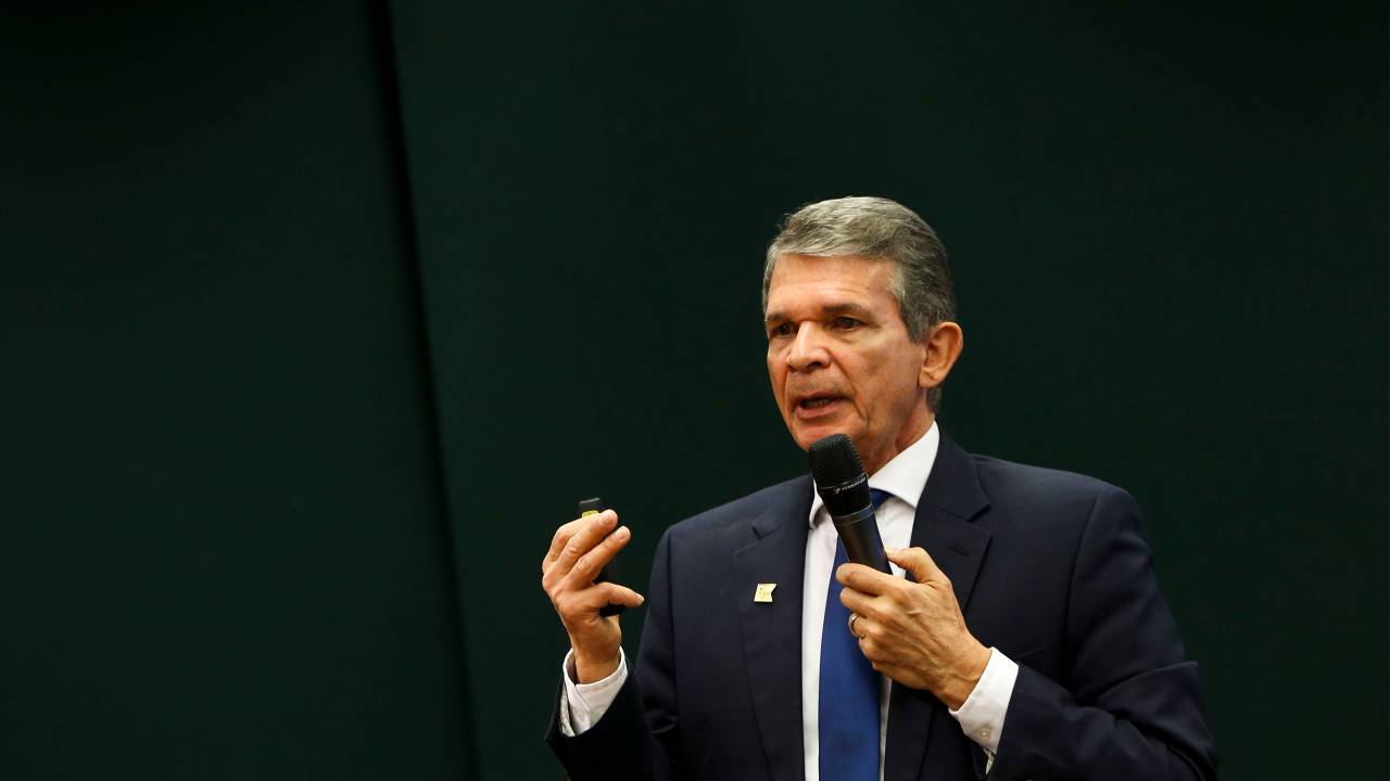 O ministro da Defesa, Joaquim Silva e Luna participa de audiência pública na Comissão de Relações Exteriores e Defesa Nacional da Câmara dos Deputados