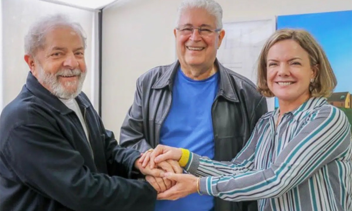 O ex-presidente Lula (PT), o ex-governador do Paraná Roberto Requião e a presidente nacional do PT Gleisi Hoffmann