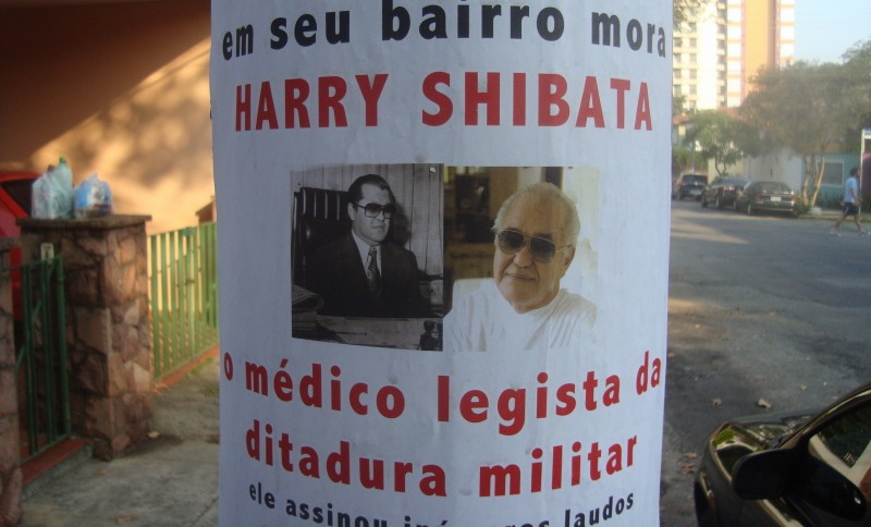 Cartaz colado em poste no Alto de Pinheiros, bairro de São Paulo -
