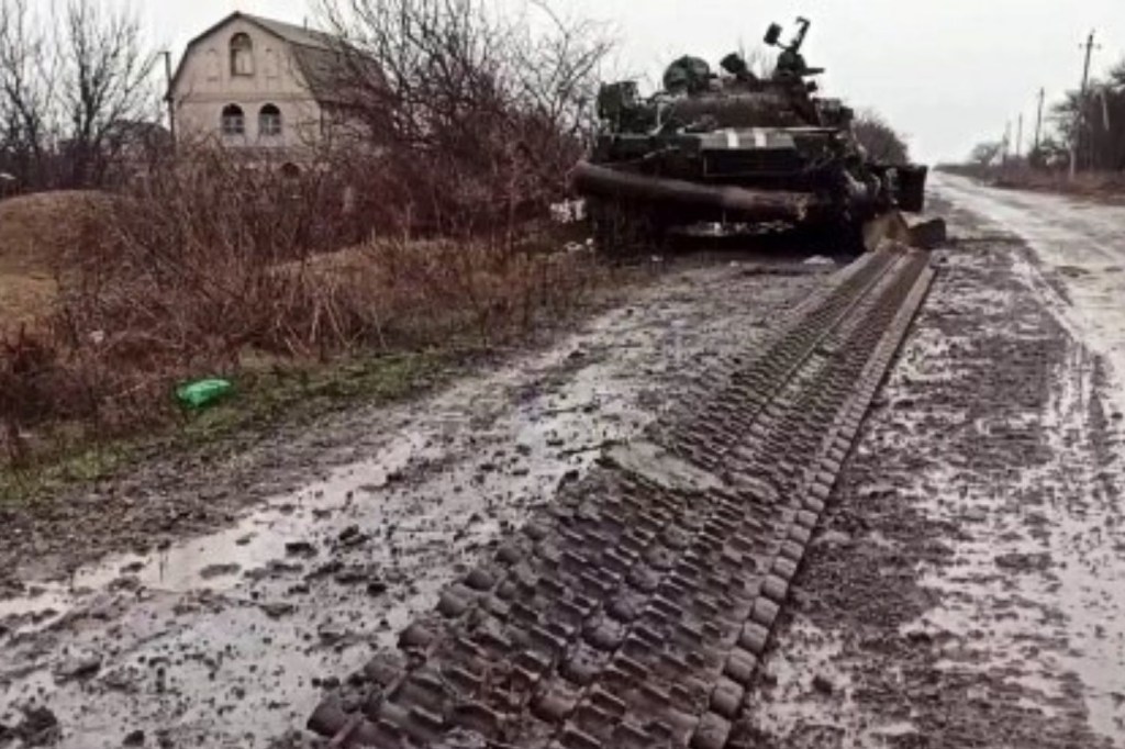 Um tanque do exército ucraniano destruído no assentamento de Gnutovo, nos arredores de Mariupol.