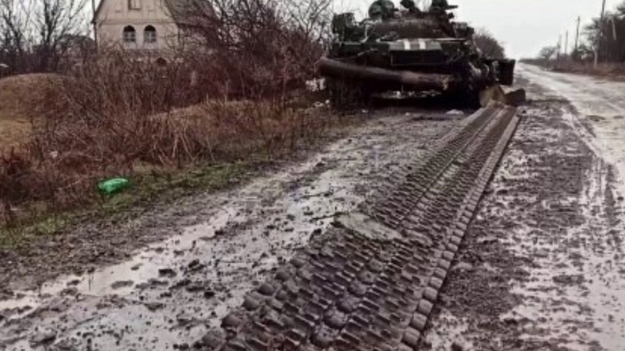 Um tanque do exército ucraniano destruído no assentamento de Gnutovo, nos arredores de Mariupol.