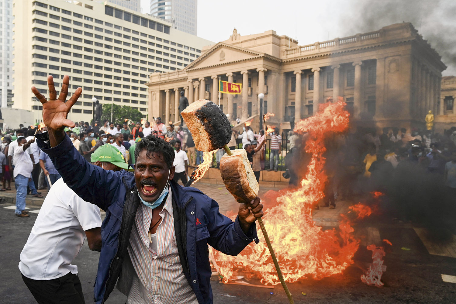 ABAIXO A CARESTIA - Manifestante agita pão na frente do palácio do governo em Sri Lanka: revolta popular -