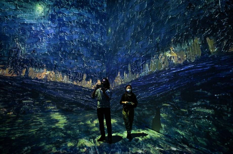 Público acompanha a exposição "Beyond Van Gogh", em São Paulo -