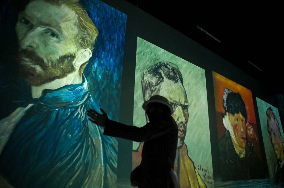 Público acompanha a exposição "Beyond Van Gogh", em São Paulo -