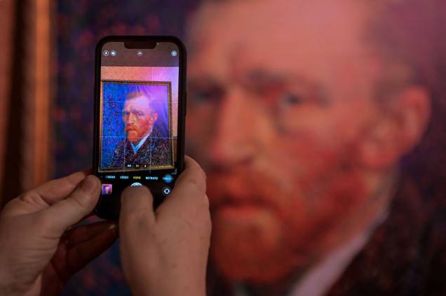 Uma pessoa tira uma foto durante da exposição multimídia "Beyond Van Gogh", em São Paulo -