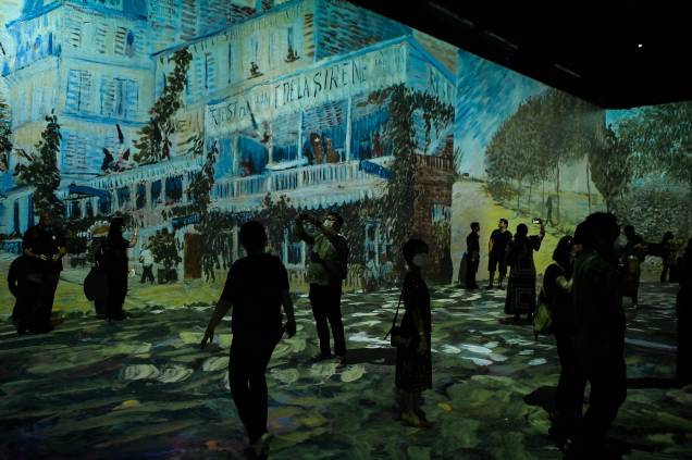 Público acompanha a exposição "Beyond Van Gogh", em São Paulo -