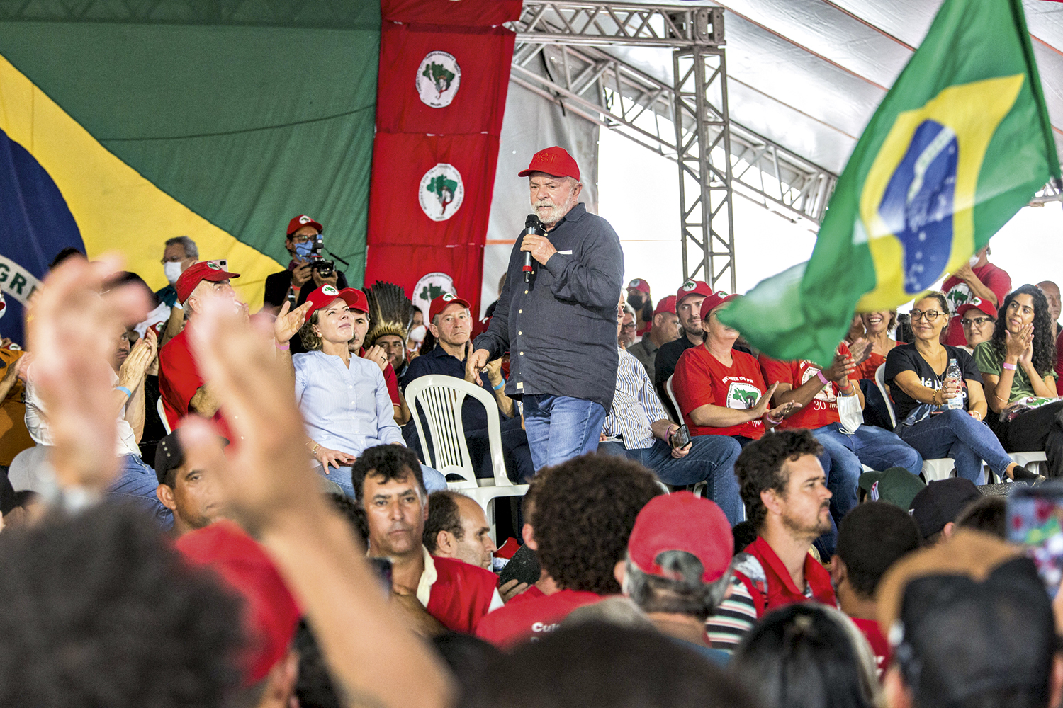 MENOS CONTIDO - Lula: líder nas pesquisas de intenção de voto, o petista tem dado munição aos oponentes ao falar demais -