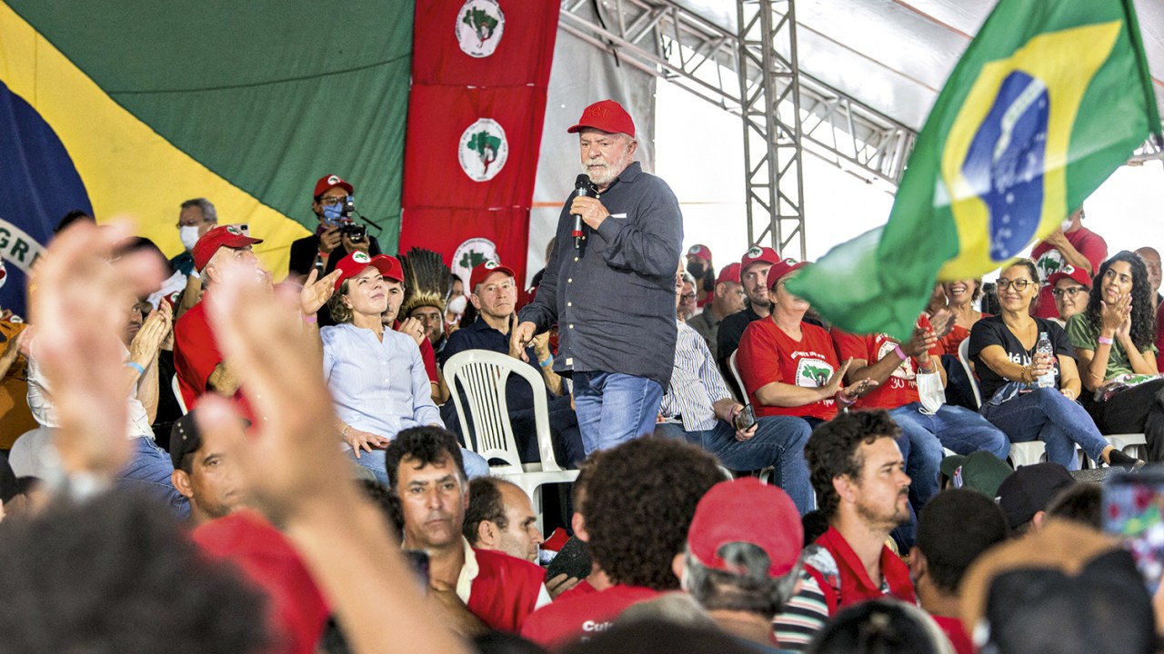MENOS CONTIDO - Lula: líder nas pesquisas de intenção de voto, o petista tem dado munição aos oponentes ao falar demais -
