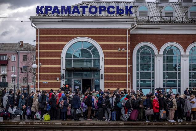 Famílias chegam à principal estação de trem enquanto fugiam da cidade oriental de Kramatorsk, na região de Donbas -