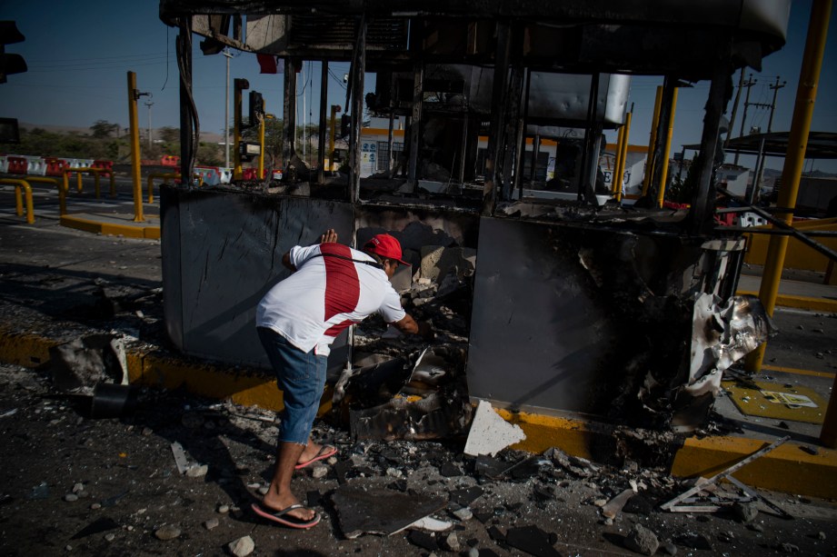 Cabine de pedágio queimado na rodovia Pan-americana, em Ica, no sul do Peru -
