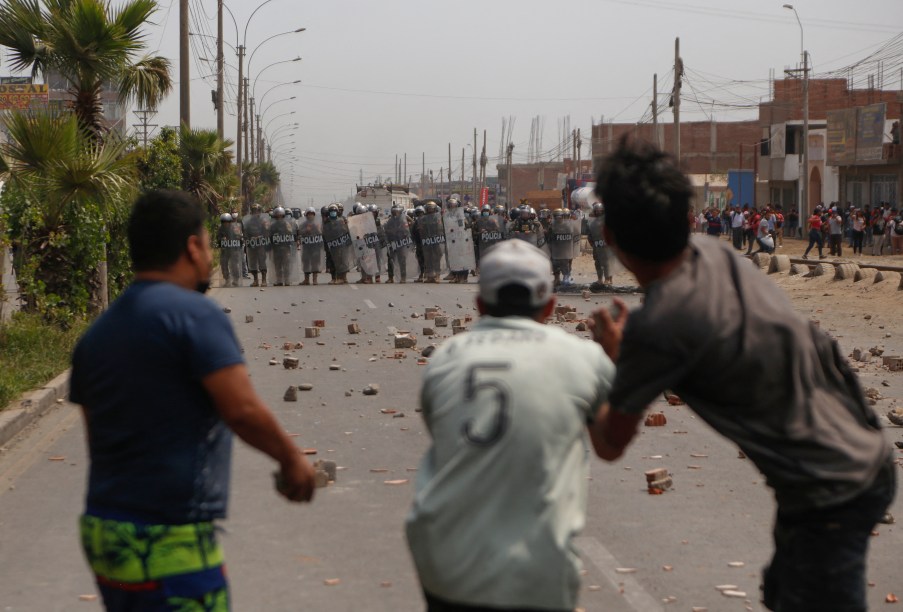 Tropa de choque confronta manifestantes durante embates, em Ate, distrito a leste de Lima -