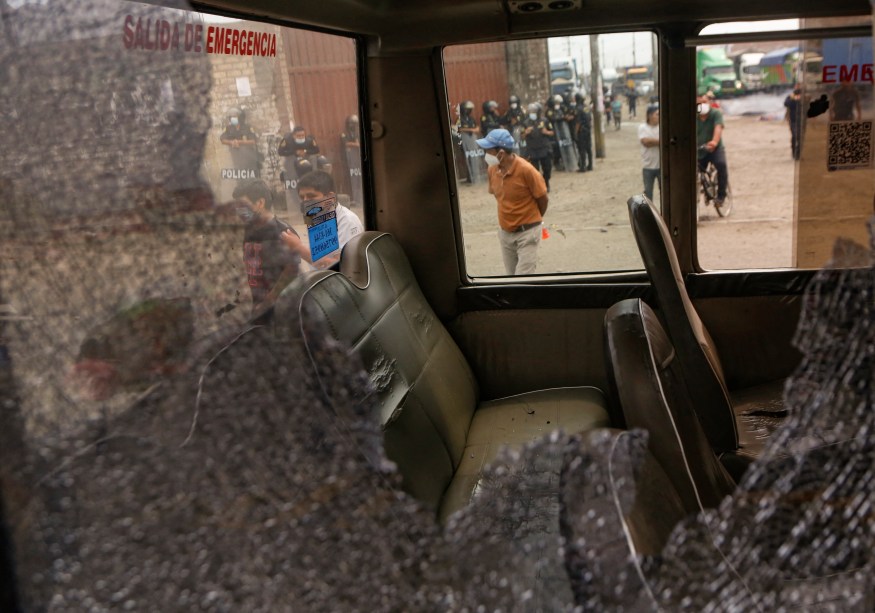 A janela quebrada de um microônibus é vista durante confrontos entre manifestantes e policiais da tropa de choque -