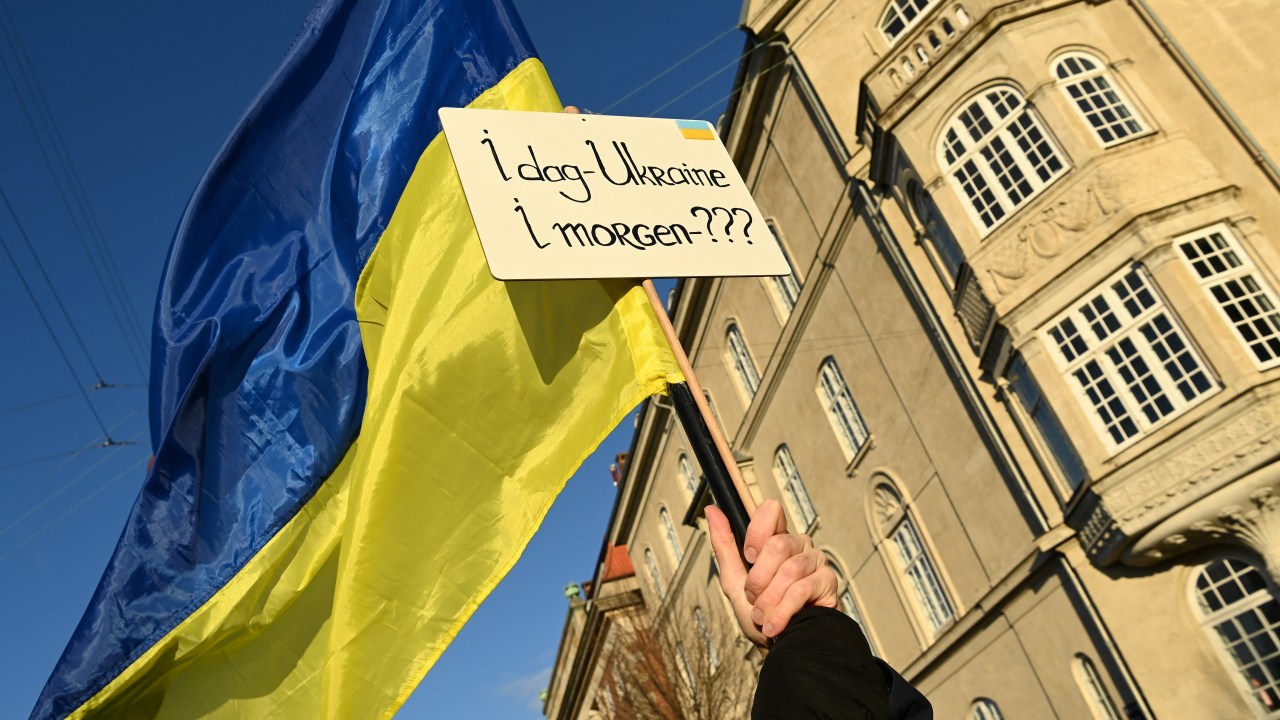 Bandeira da Ucrânia durante manifestação em frente à embaixada da Rússia na Dinamarca. 27/02/2022