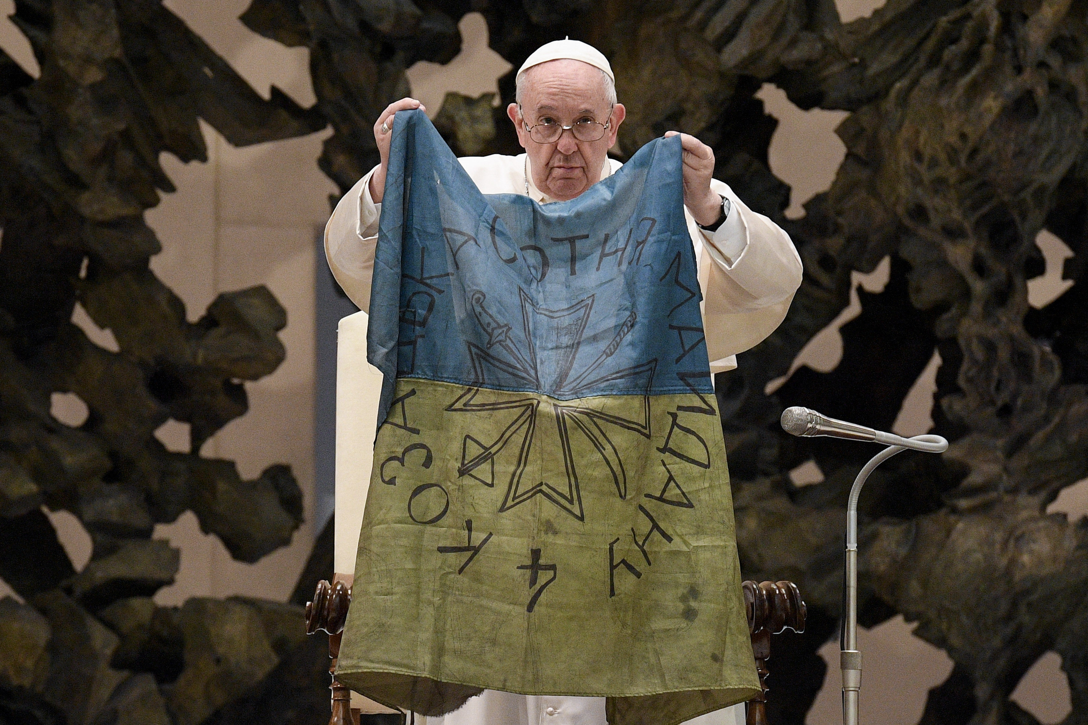 Papa Francisco segura bandeira ucraniana enviada da cidade de Bucha, ao norte de Kiev. 06/04/2022