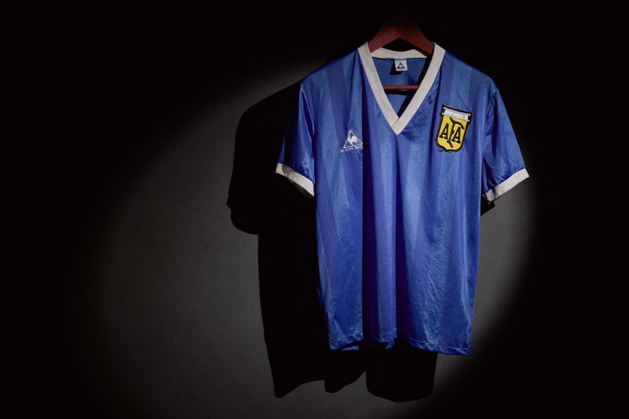 A camisa usada por Diego Maradona quando marcou duas vezes contra a Inglaterra na Copa do Mundo de 1986 -