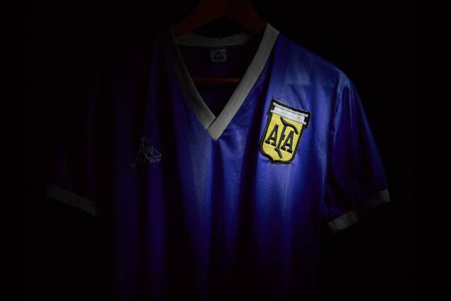 A camisa usada por Diego Maradona quando marcou duas vezes contra a Inglaterra na Copa do Mundo de 1986 - A camisa usada por Diego Maradona quando marcou duas vezes contra a Inglaterra na Copa do Mundo de 1986 -
