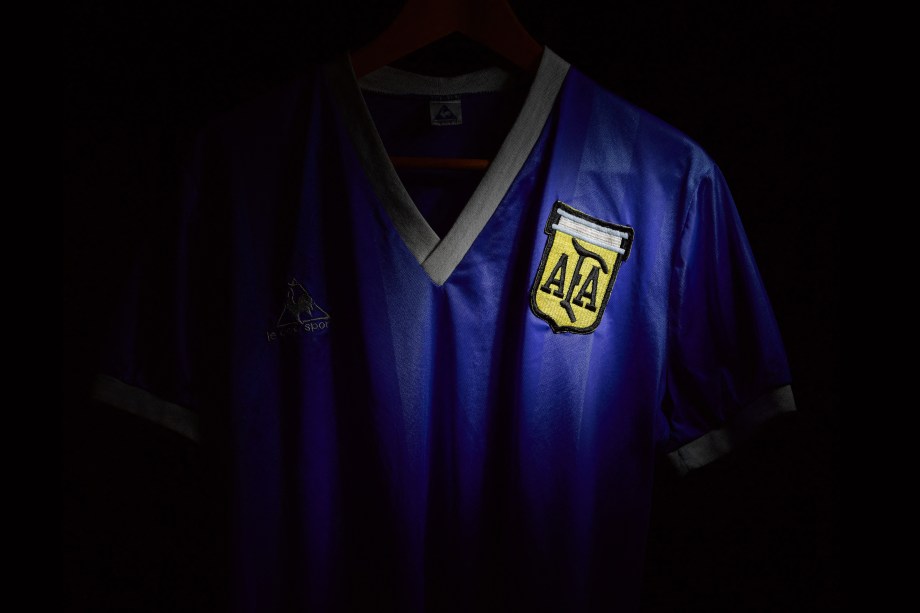 A camisa usada por Diego Maradona quando marcou duas vezes contra a Inglaterra na Copa do Mundo de 1986 -