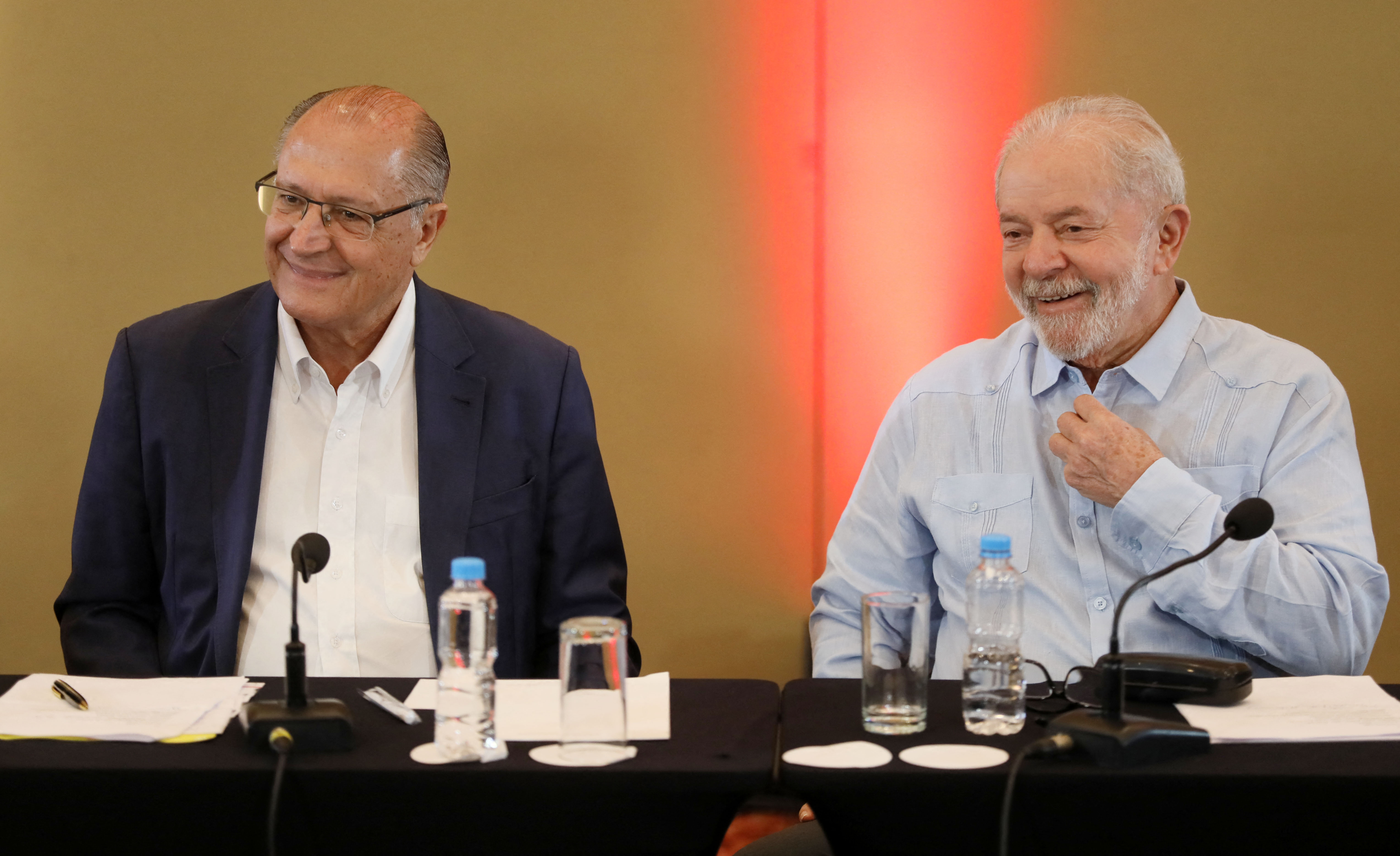 Brazil´s former President (2003-2010) Luiz Inacio Lula da Silva (R) and former Sao Paulo's Governor Geraldo Alckmin are seen during a meeting of their parties, the Brazilian Socialist Party (PSB) and the Workers Party (PT) in Sao Paulo, Brazil, on April 08, 2022 (Photo by Felipe ARAUJO / AFP)