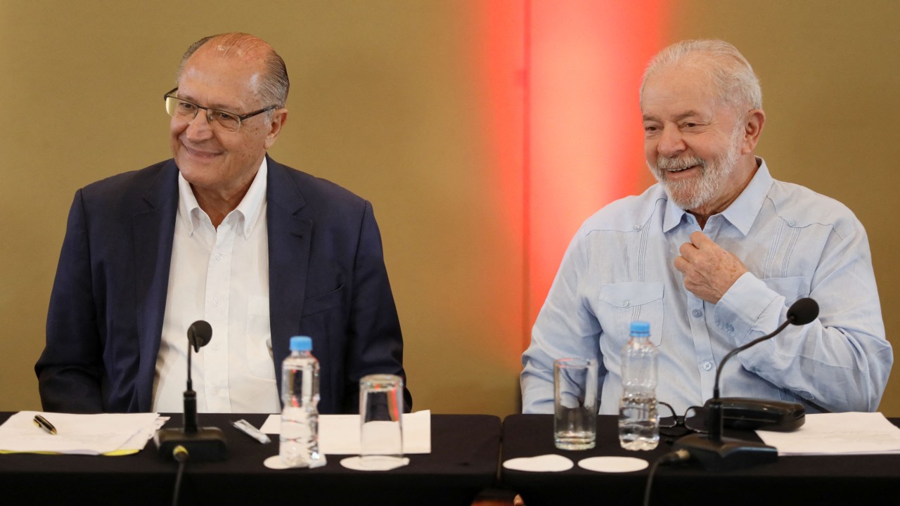 Brazil´s former President (2003-2010) Luiz Inacio Lula da Silva (R) and former Sao Paulo's Governor Geraldo Alckmin are seen during a meeting of their parties, the Brazilian Socialist Party (PSB) and the Workers Party (PT) in Sao Paulo, Brazil, on April 08, 2022 (Photo by Felipe ARAUJO / AFP)