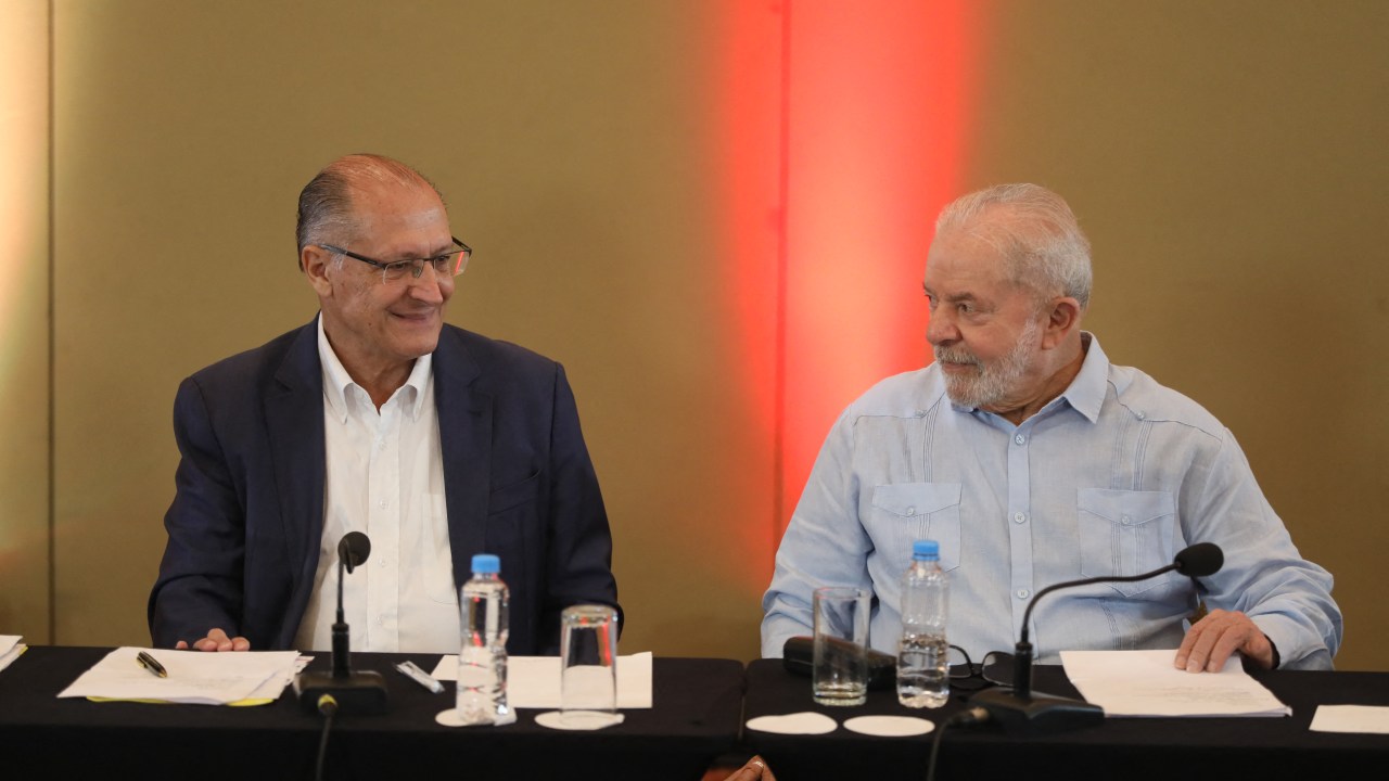 Brazil´s former President (2003-2010) Luiz Inacio Lula da Silva (R) and former Sao Paulo's Governor Geraldo Alckmin are seen during a meeting of their parties, the Brazilian Socialist Party (PSB) and the Workers Party (PT) in Sao Paulo, Brazil, on April 08, 2022 (Photo by Felipe ARAUJO / AFP)
