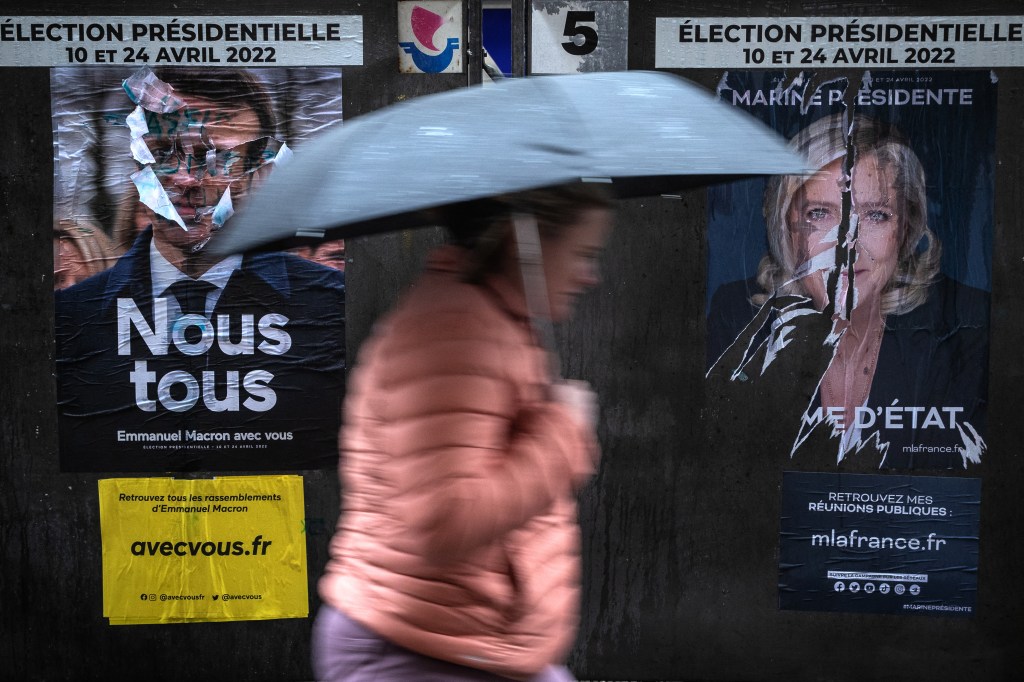 Cartazes do presidente francês, Emmanuel Macron, e da candidata Marine Le Pen vistos em Paris. 08/04/2022