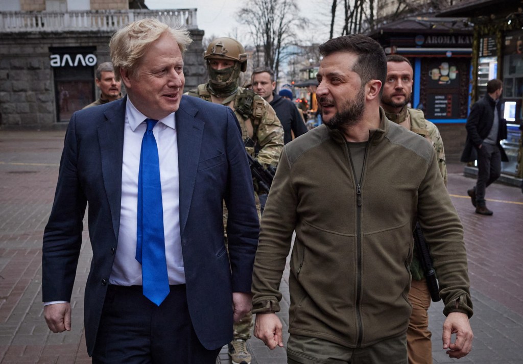 Boris Johnson e Volodymyr Zelensky caminham no centro de Kiev