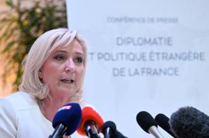 Marine Le Pen durante entrevista à imprensa sobre planos para política externa. 13/04/2022