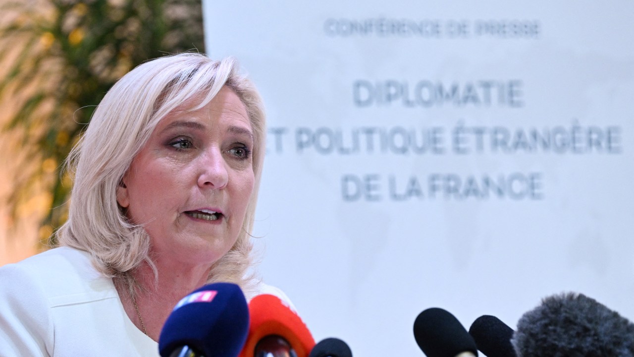 Marine Le Pen durante entrevista à imprensa sobre planos para política externa. 13/04/2022