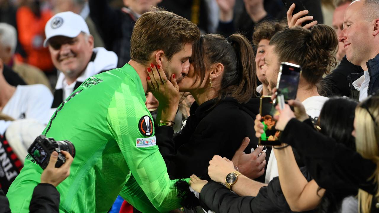Kevin Trapp e Izabel Goulart: paixão nas arquibancadas do Camp Nou