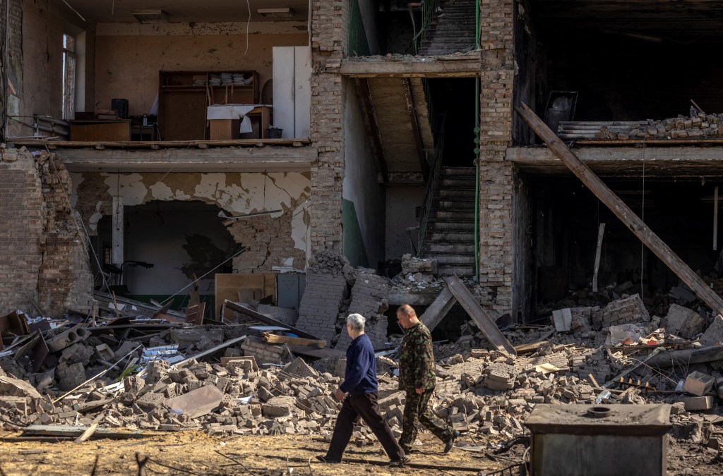 Prédio destruído em Vyshneve, arredores de Kiev: região voltou a sofrer novos ataques após trégua russa