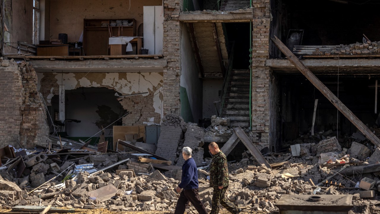 Prédio destruído em Vyshneve, arredores de Kiev: região voltou a sofrer novos ataques após trégua russa