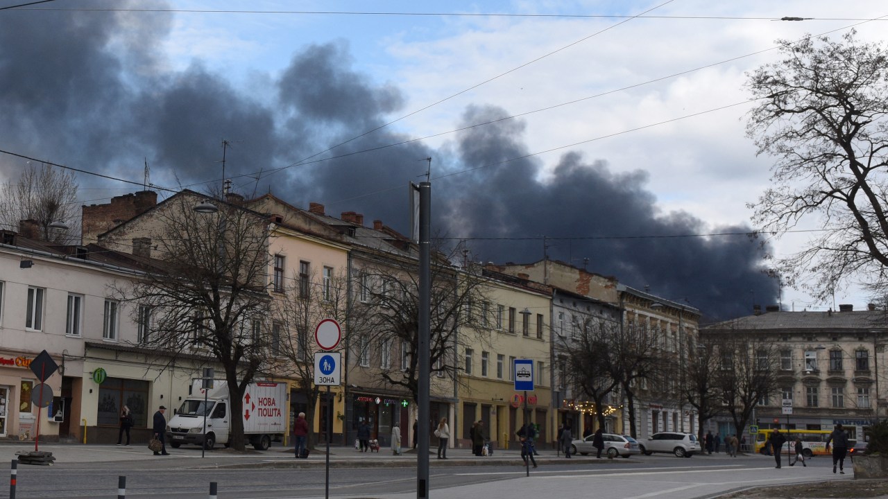 Lviv, no oeste da Ucrânia, é atacada pela primeira vez na guerra - 18/4/22 //