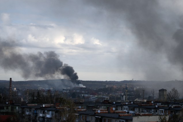 Fumaça escura sobe após um ataque aéreo na cidade de Lviv, no oeste da Ucrânia, em 18 de abril de 2022. -