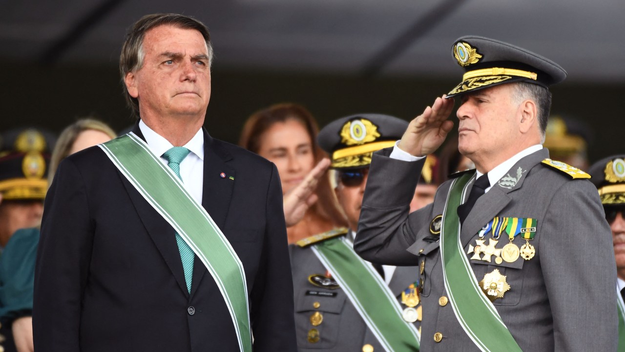 Brazilian President Jair Bolsonaro (L) and Army Commander General Freire Gomes take part in the Brazilian Army Day celebration at the Army Headquarters in Brasilia, on April 19, 2022 (Photo by EVARISTO SA / AFP)