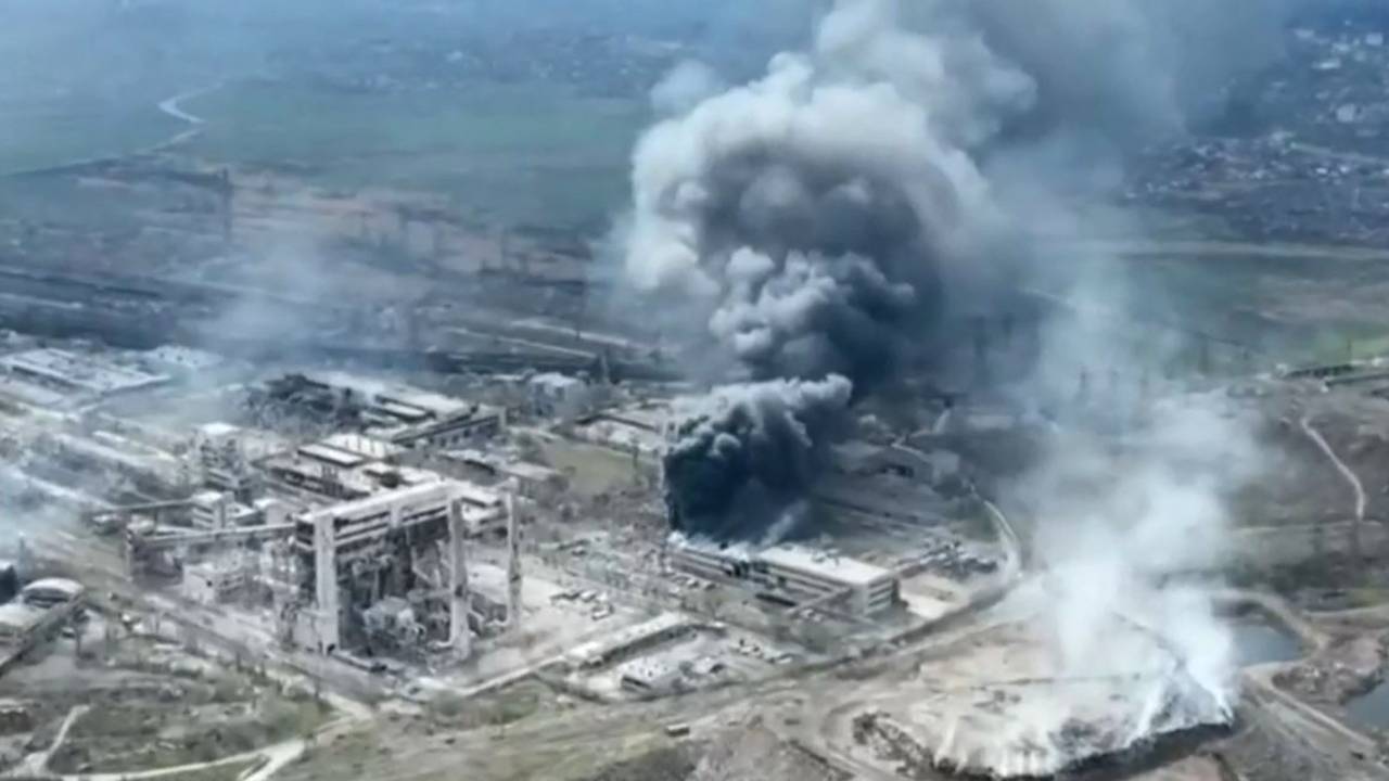 Mariupol (Ucrânia), 29/04/2022.- Uma foto tirada durante uma visita a Mariupol organizada pelos militares russos mostra o aumento da fumaça após bombardeio no território da usina metalúrgica Azovstal em Mariupol, Ucrânia, 29 de abril de 2022. Mariupol está localizada na costa norte do Mar de Azov, é um dos maiores portos comerciais da Ucrânia. Quase 500 mil pessoas viviam anteriormente na cidade. Em 16 de abril, o Ministério da Defesa russo anunciou que a área urbana de Mariupol havia sido liberada dos militares ucranianos e seus remanescentes estavam completamente bloqueados no território da usina metalúrgica Azovstal. Em 24 de fevereiro, tropas russas entraram no território ucraniano no que o presidente russo declarou uma “operação militar especial”, resultando em combates e destruição no país, um enorme fluxo de refugiados e múltiplas sanções contra a Rússia. (Rússia, Ucrânia, Estados Unidos) EFE/EPA/SERGEI ILNITSKY