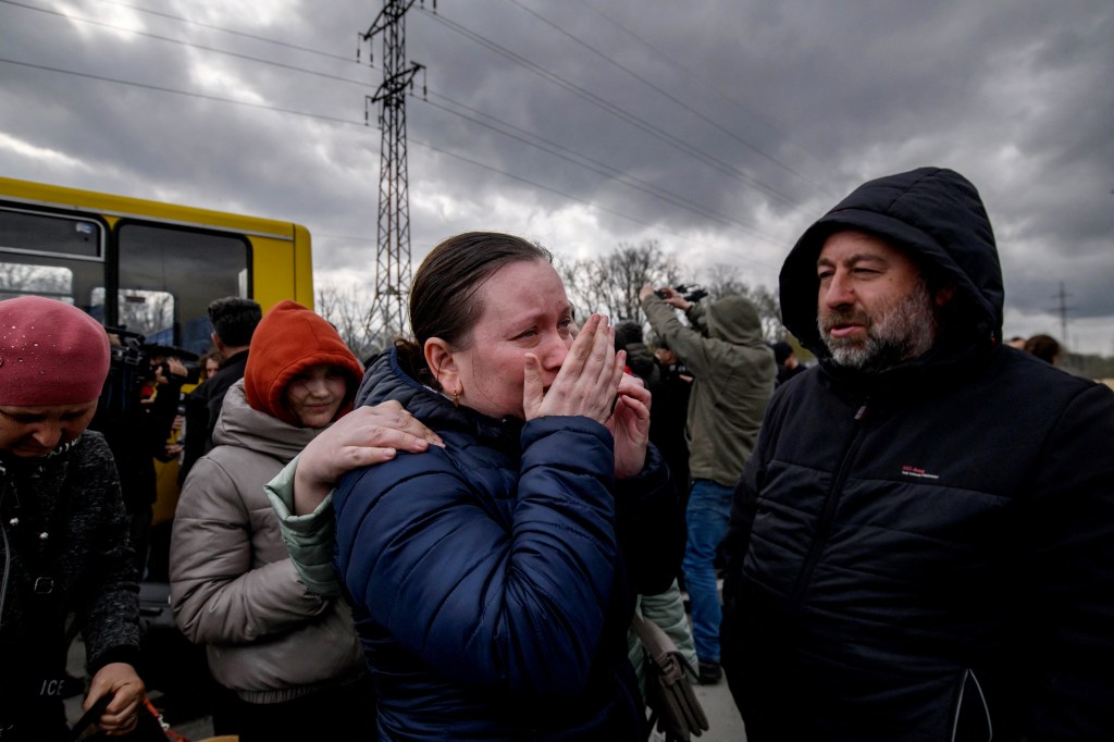 Refugiados saíram de Mariupol para a cidade de Zaporizhzhia após a abertura de um corredor humanitário na semana passada - 21/04/2022