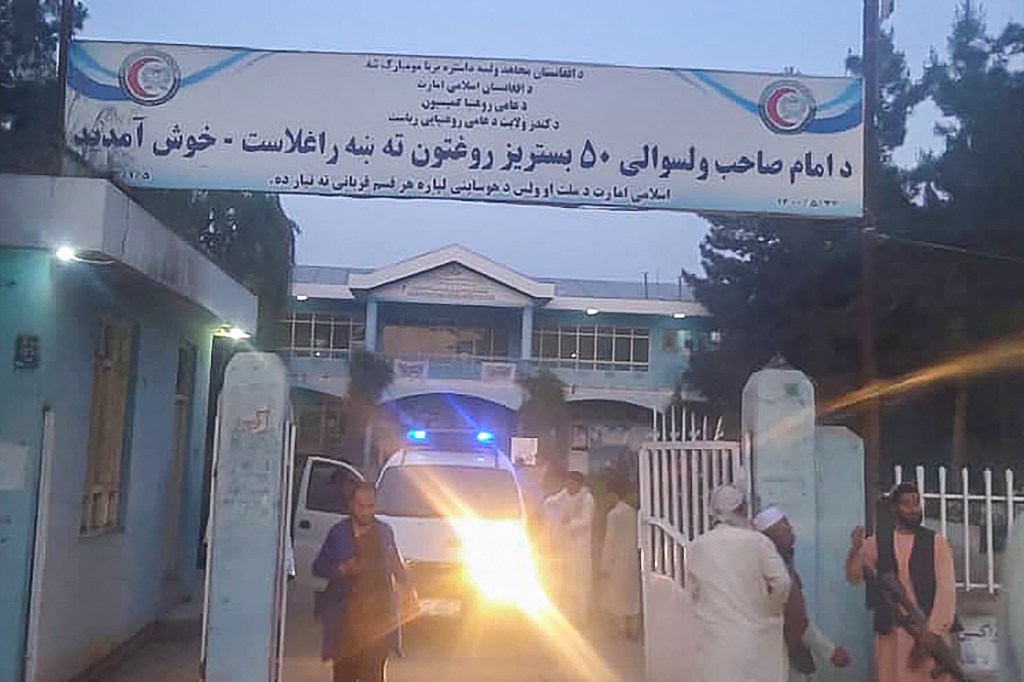 Combatentes do Talibã e equipe médica atendem as vítimas da explosão em frente a hospital - 22/04/2022