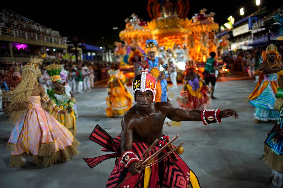 Integrantes da escola de samba Grande Rio durante desfile, no Sambódromo Marquês de Sapucaí -