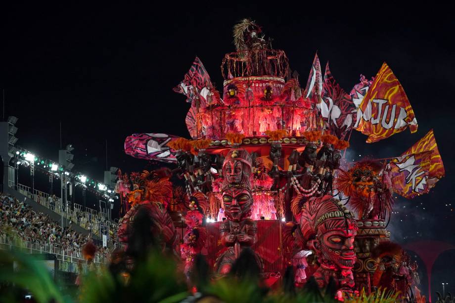 A escola de samba Grande Rio durante desfile, no Sambódromo Marquês de Sapucaí -