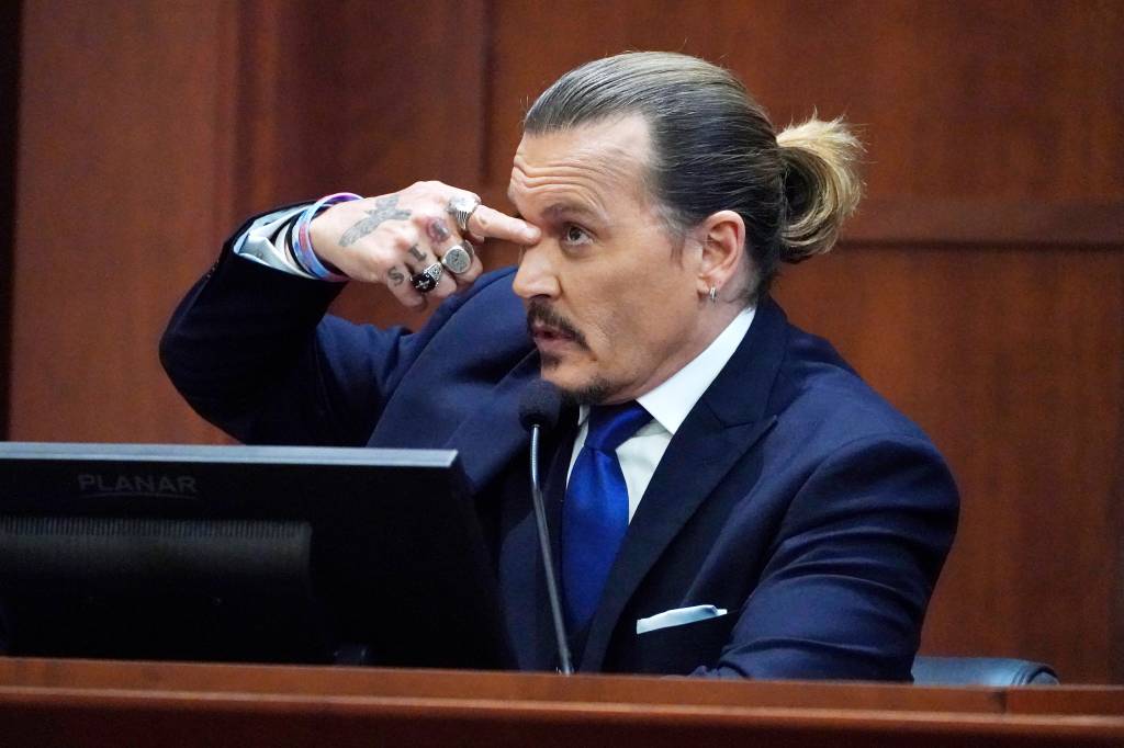 Actor Johnny Depp testifies that a can of mineral spirits actress Amber Heard through, hit him there, in the courtroom at the Fairfax County Circuit Courthouse in Fairfax, Virginia, April 25, 2022. - Actor Johnny Depp sued his ex-wife Amber Heard for libel in Fairfax County Circuit Court after she wrote an op-ed piece in The Washington Post in 2018 referring to herself as a 