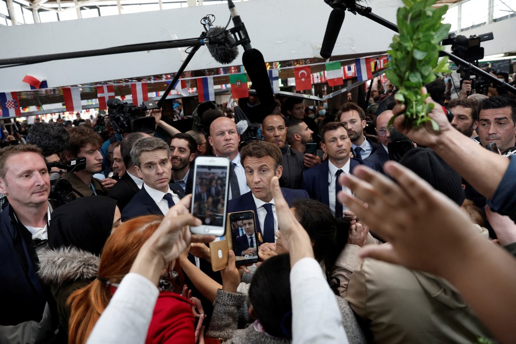 Emmanuel Macron durante evento em mercado em Cergy, arredores de Paris. 27/04/2022