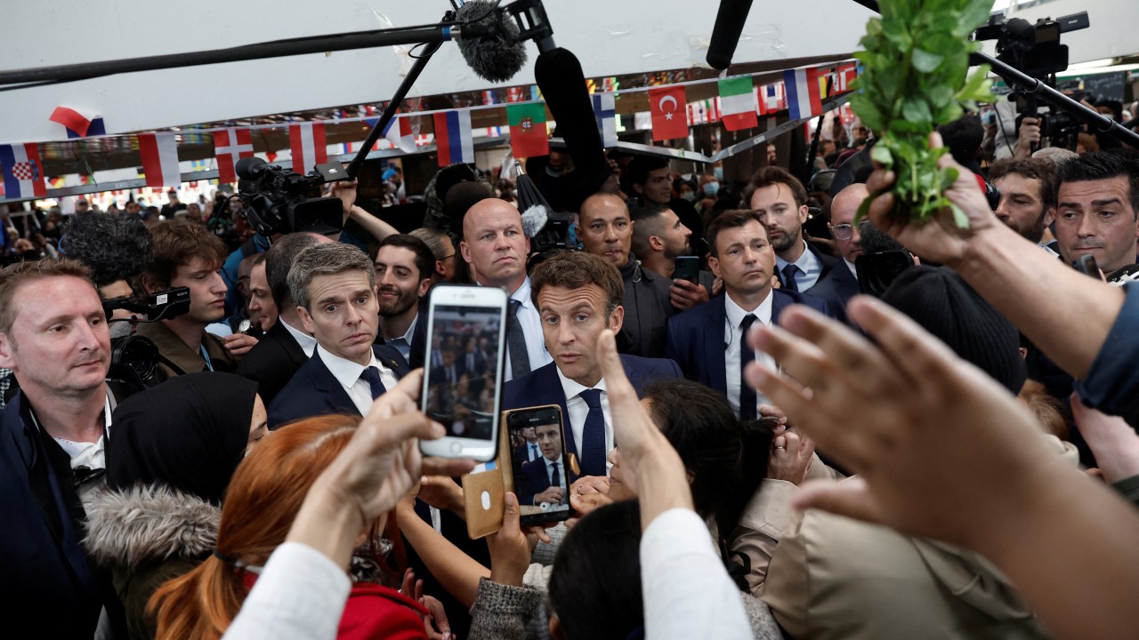 Emmanuel Macron durante evento em mercado em Cergy, arredores de Paris. 27/04/2022
